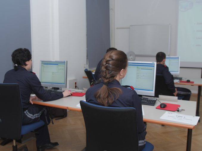 Schulung am PC für Polizistinnen und Polizisten, die jetzt im Zuge Ihrer Ausbildung an der Sicherheitsakademie auch den ECDL absolvieren.