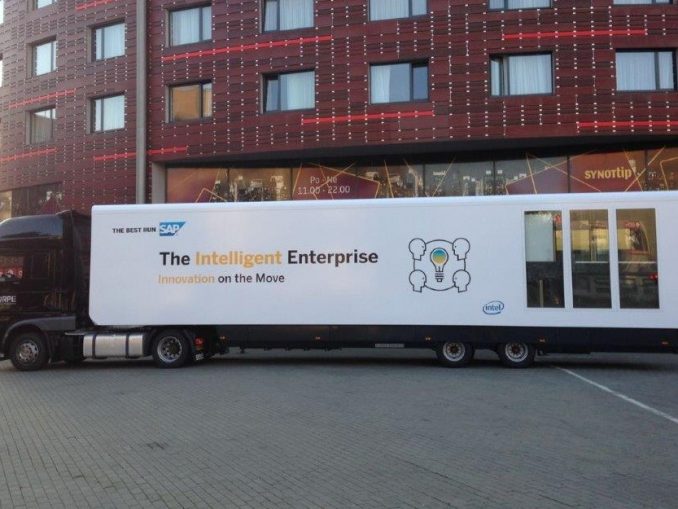 Der intelligente Truck von SAP ist noch bis Juli 2019 auf Tour und wird in 17 europäische Länder reisen. (c) SAP