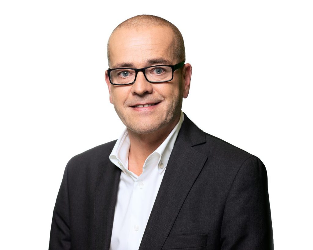 Portraitfoto von Stefan Trondl, der hier den Weg zum datenzentrierten Unternehmen zusammenfasst.