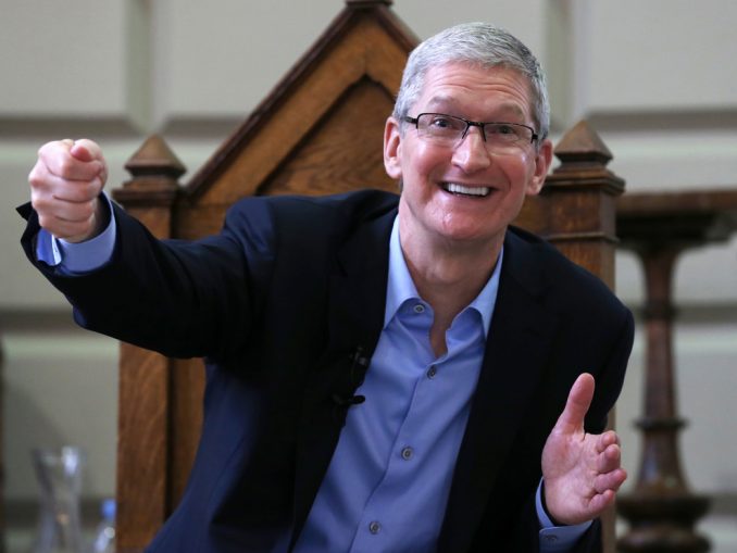 Apple-CEO Tim Cook hat gut lachen, verdient er doch 133,7 Millionen Dollar pro Jahr. Damit ist er aber nur die Nummer 2 und verdient nicht einmal halb soviel wie der bestverdienende CEO Elon Musk (Tesla). Sein Kontostand erhöht sich jährlich um 595,3 Millionen Dollar. (c) Laura Hutton / Shuuterstock