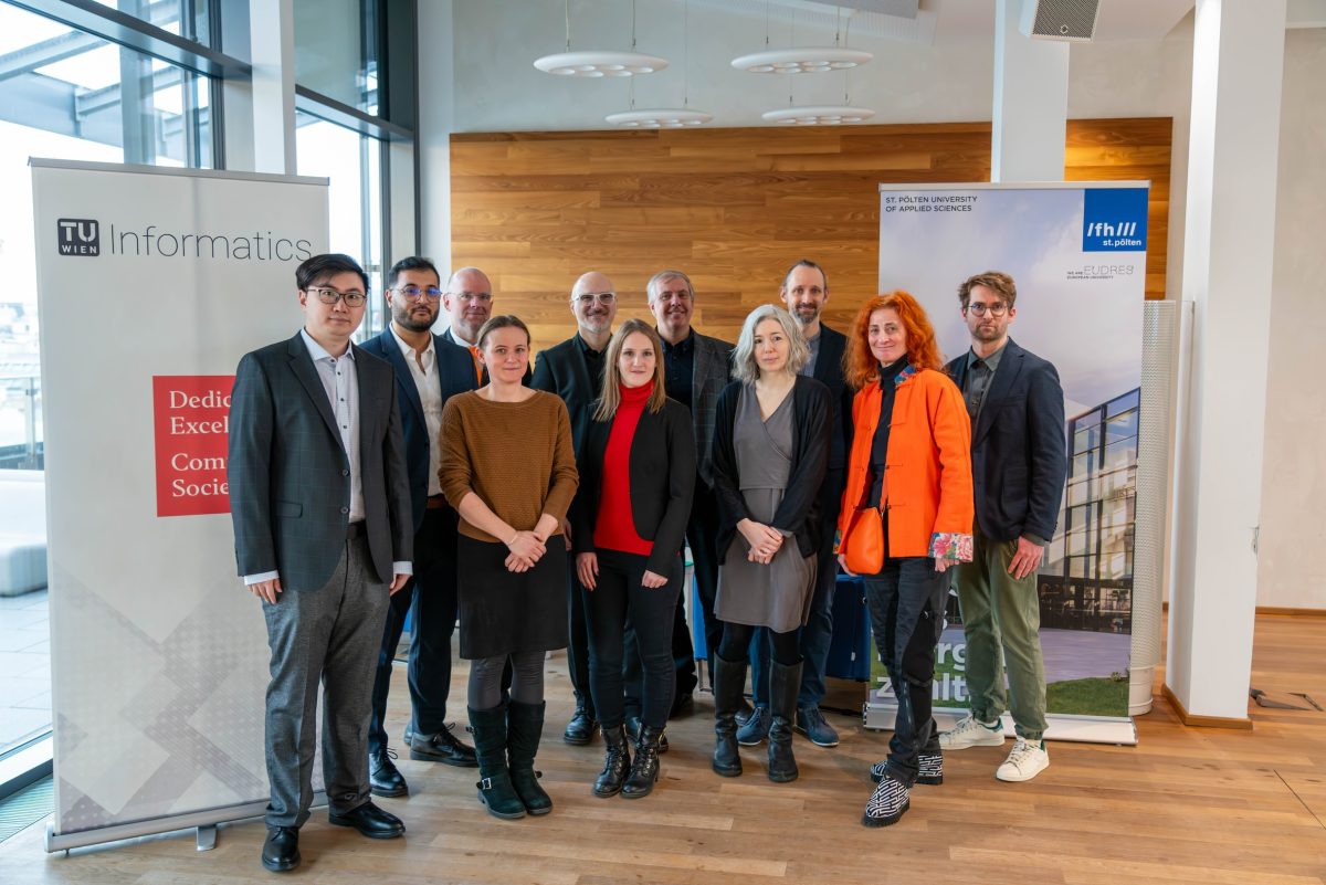 Gruppenfoto der Redner und Rednerinnen des Events. (c) TU Wien / FH St. Pölten / Johannes Eschner