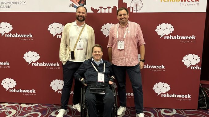 Das Team hinter der App: v.l.n.r. Dennis Veit, Gregor Demblin, Gernot Greimler bei der Rehabweek in Singapur. (c) tech2people