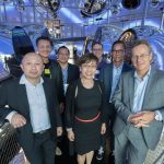 Auch bei den Gästen aus Singapur ein beliebtes Fotomotiv und fast schon ein Wahrzeichen von Linz: Die voestalpine Stahlwelt. Von links nach rechts: Alan Goh, VP ITMA and CIO of M1, Kim Ee Ng, Dynatrace Singapore Country Director, See Yoong Hwee, Council Member ITMA and CIO of YTL PowerSeraya, Siew Yim Cheng, President ITMA and CIO of JTC, Florian Ortner, Chief Product Officer Dynatrace, Matthias Scharer, SVP Business Operations Dynatrace, Dr. Manfred Immitzer, CEO and Chief Digital Officer of Porsche Informatik GmbH