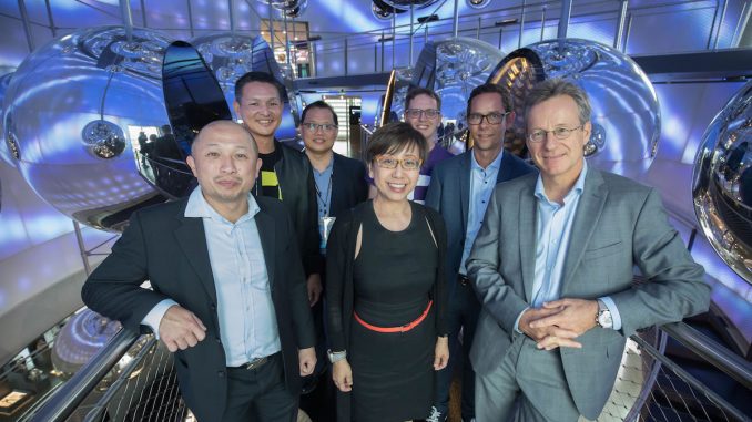 Auch bei den Gästen aus Singapur ein beliebtes Fotomotiv und fast schon ein Wahrzeichen von Linz: Die voestalpine Stahlwelt. Von links nach rechts: Alan Goh, VP ITMA and CIO of M1, Kim Ee Ng, Dynatrace Singapore Country Director, See Yoong Hwee, Council Member ITMA and CIO of YTL PowerSeraya, Siew Yim Cheng, President ITMA and CIO of JTC, Florian Ortner, Chief Product Officer Dynatrace, Matthias Scharer, SVP Business Operations Dynatrace, Dr. Manfred Immitzer, CEO and Chief Digital Officer of Porsche Informatik GmbH