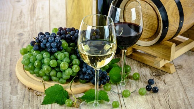 Wein ist mehr als Traubensaft mit Alkohol – zumindest, wenn man sorgfältig „verkostet“. (c) PhotoMIX-Company – Pixabay