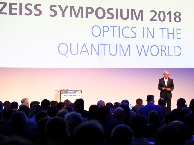 Rund 300 internationale Experten aus Wissenschaft und Industrie sind beim ZEISS Symposium „Optics in the Quantum World“ in Oberkochen zusammengekommen, um über Trends und neue Wissenschaftserkenntnisse im Bereich der Quantentechnologien zu sprechen.